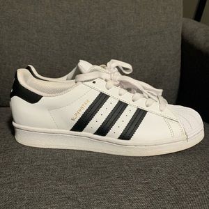 Adidas superstar shoe, size 6 y or 8 women’s